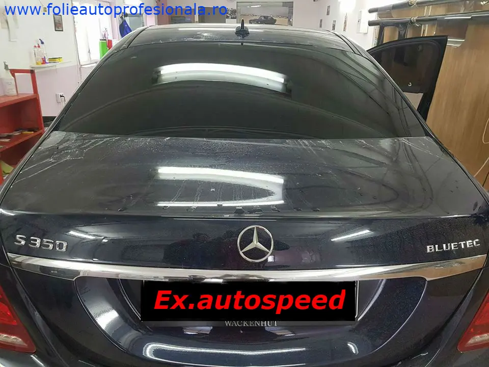 Mercedes S350 negru, cu folie fumurie pe lunetă și pe geamurile din spate
