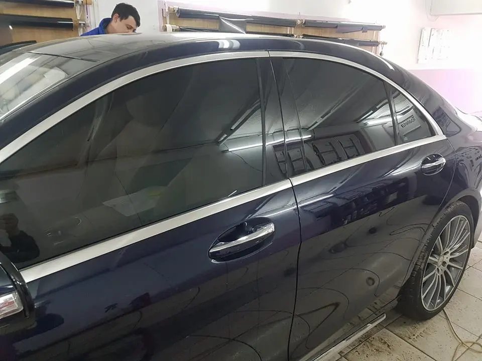 Mercedes S-Class albastru-închis, cu folie fumurie pe geamurile laterale din spate
