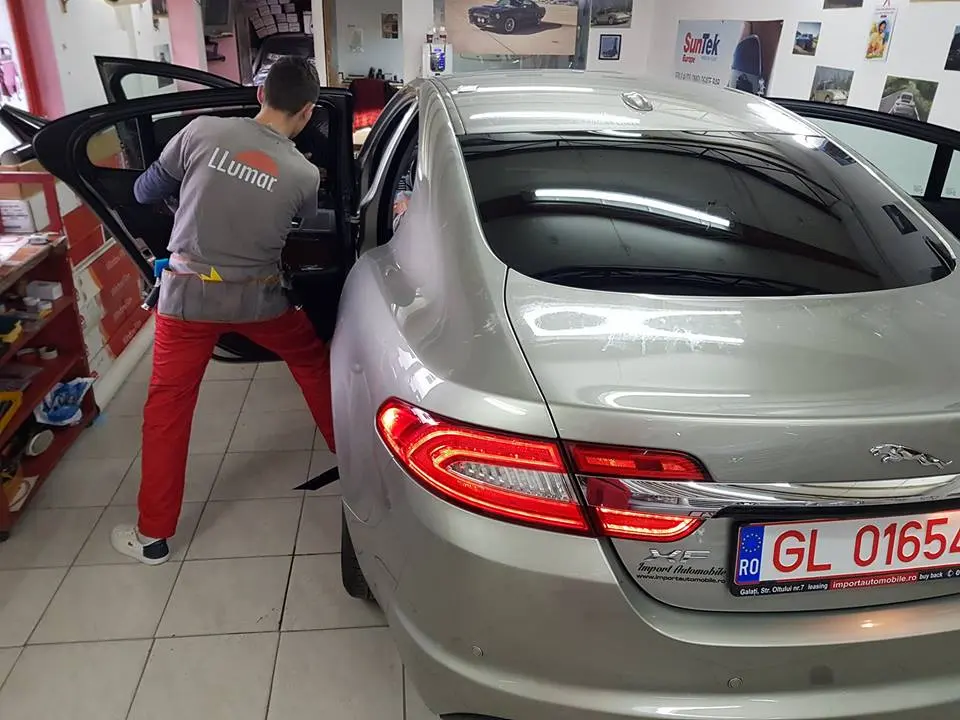 Montajul foliei Premium pe geamurile din spate ale unui Jaguar XF