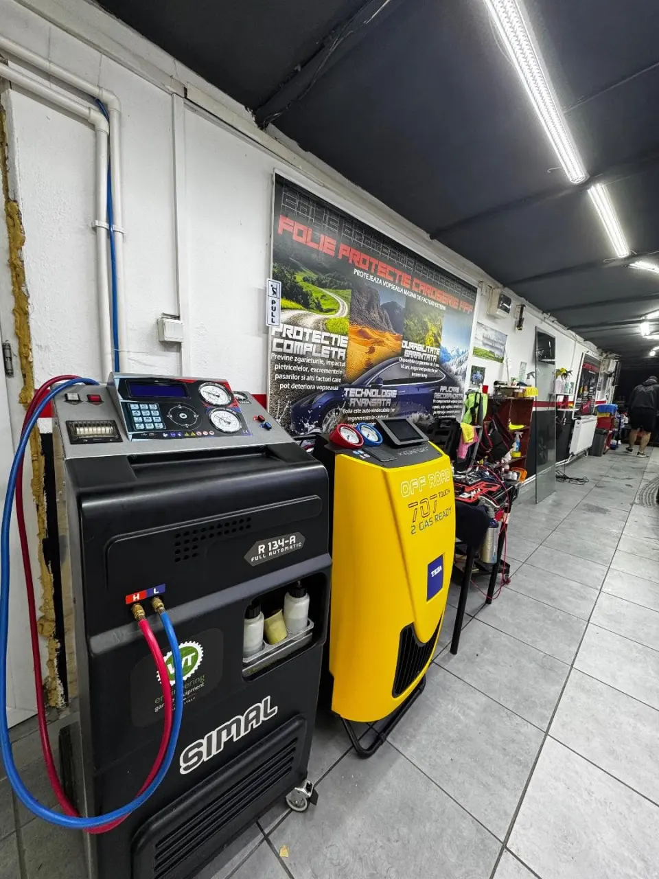 Stațiile de încărcare freon din atelierul Expert Auto Speed din Rahova
