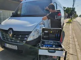 Reparație de parbriz cu trusa profesională, pe o dubă Renault