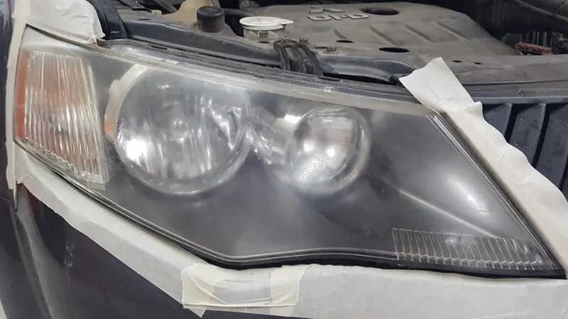 Far de BMW X5 îngălbenit, înainte de polish