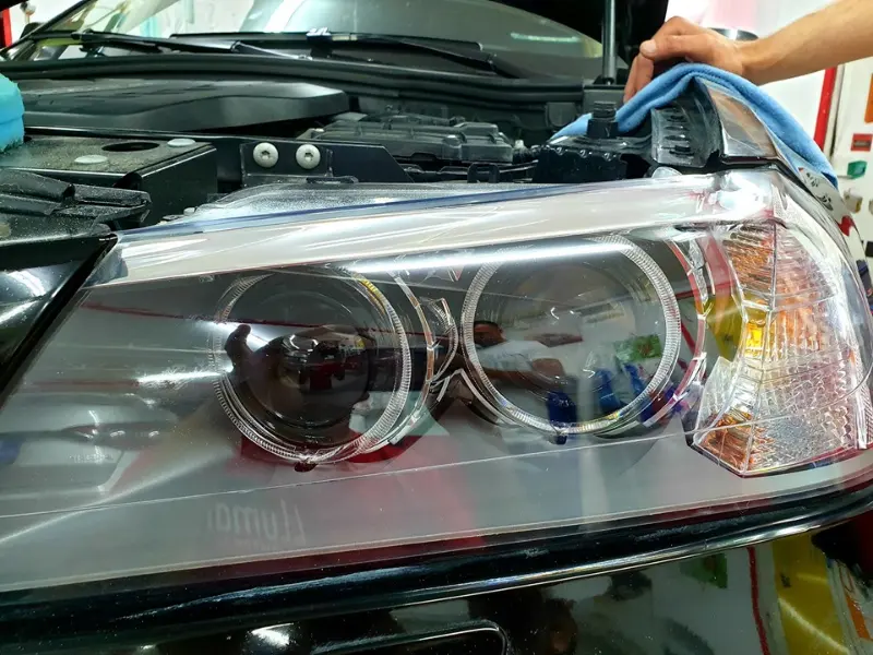 Același far de BMW X5, după polish