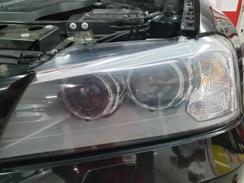 Far de BMW X5 îngălbenit, înainte de polish