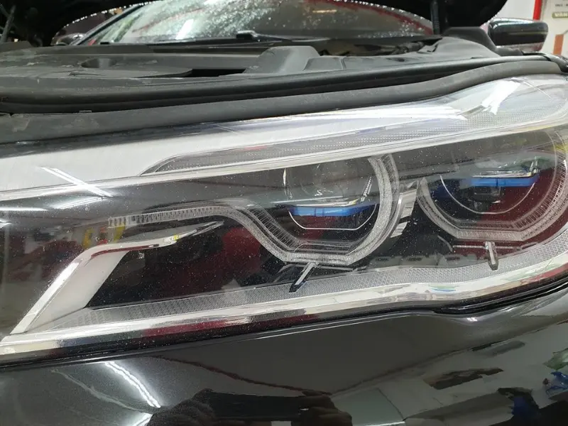Far de Audi S7 îngălbenit, înainte de polish