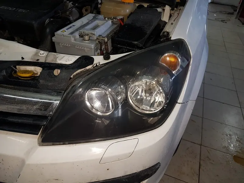 Același far de Opel Astra H, după polish