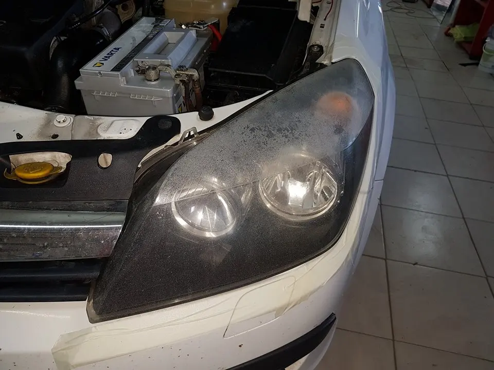 Far de Opel Astra H îngălbenit, înainte de polish