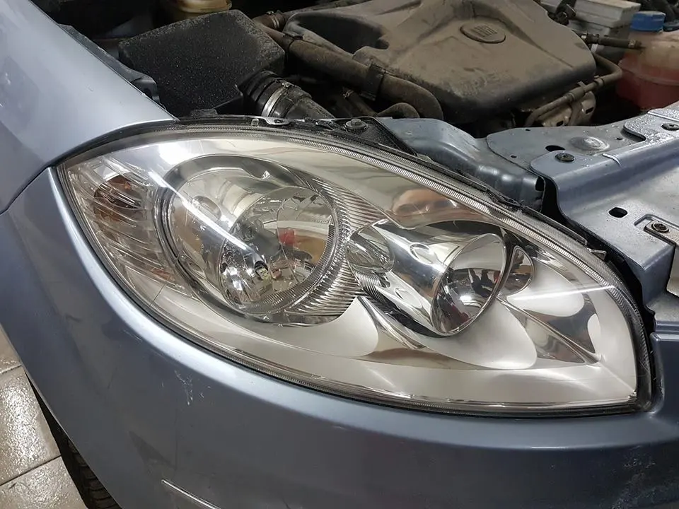 Același far de Peugeot, după polish