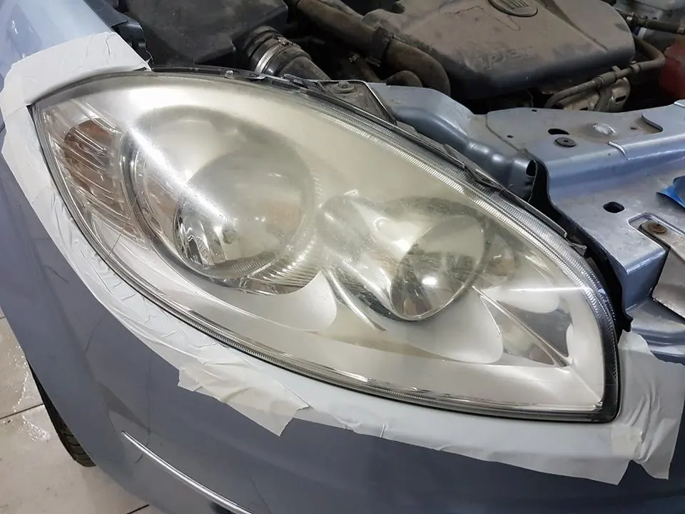 Far de Peugeot îngălbenit, înainte de polish