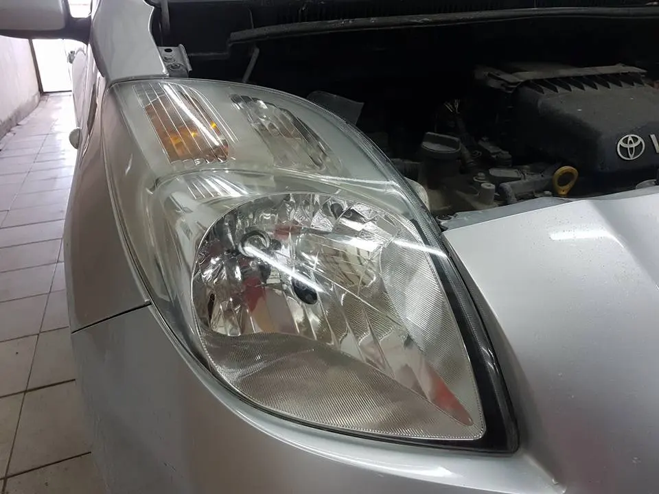 Același far de Toyota Yaris, după polish