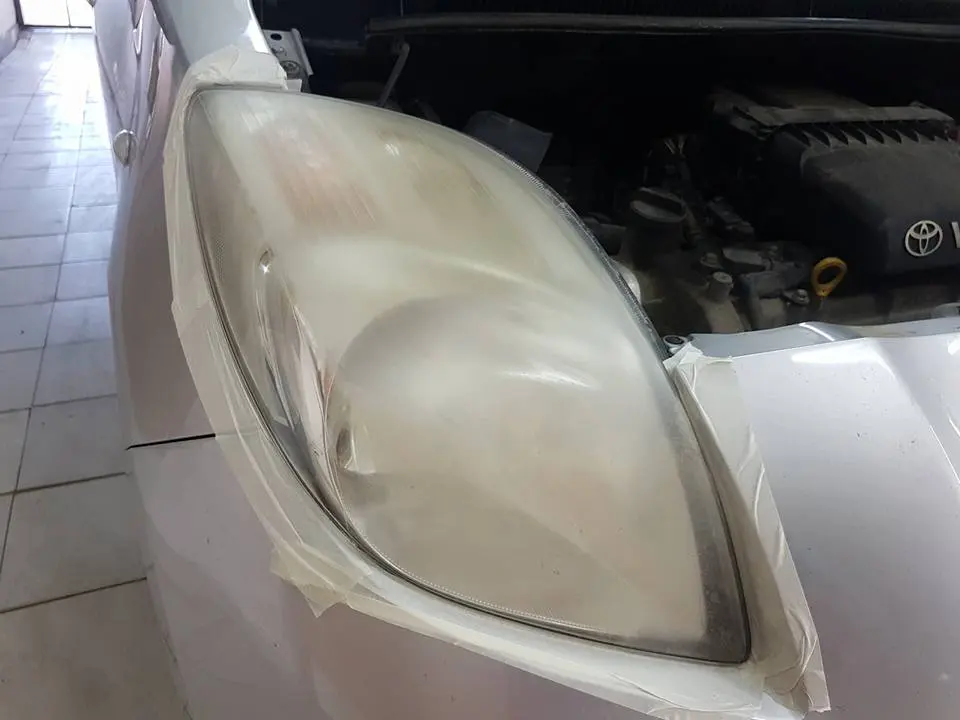 Far de Toyota Yaris îngălbenit, înainte de polish