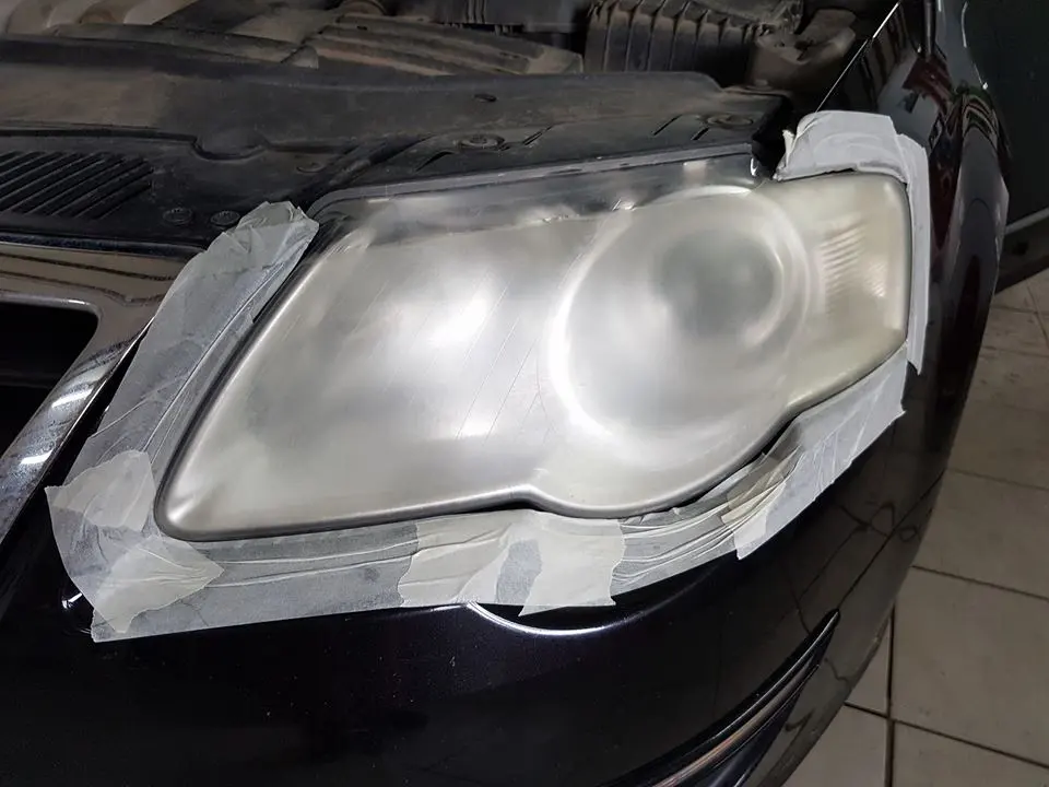 Far de Volkswagen îngălbenit, înainte de polish