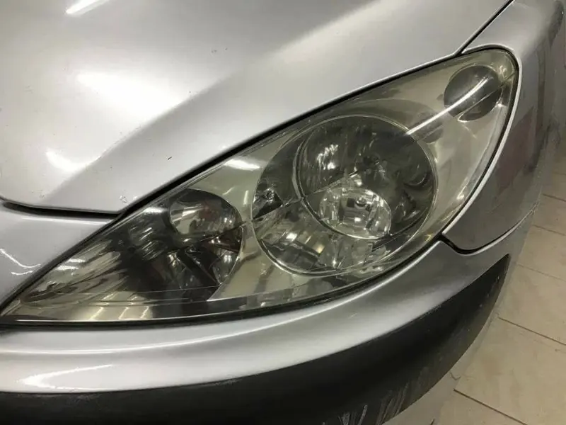 Același far de Peugeot, după polish