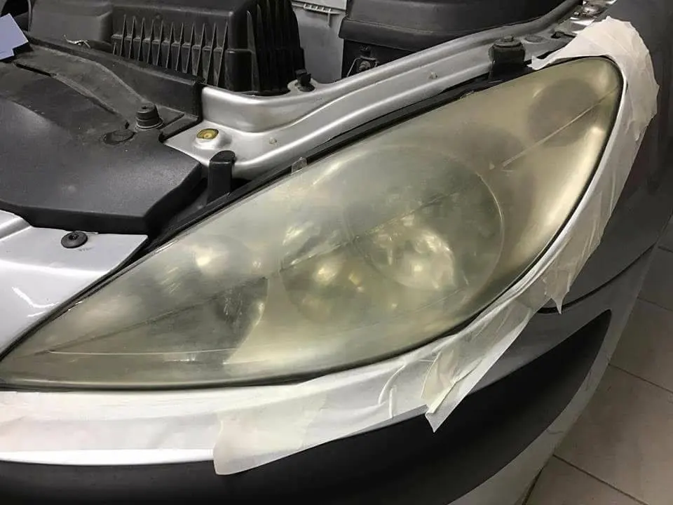 Far de Peugeot îngălbenit, înainte de polish