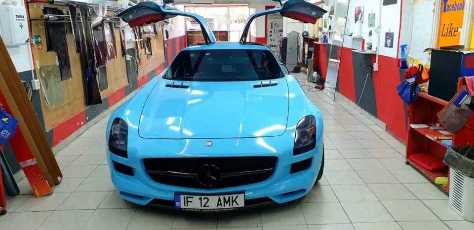 Folie auto montată pe un Mercedes AMG, în atelier
