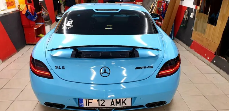 Folie auto montată pe un Mercedes AMG, în atelier