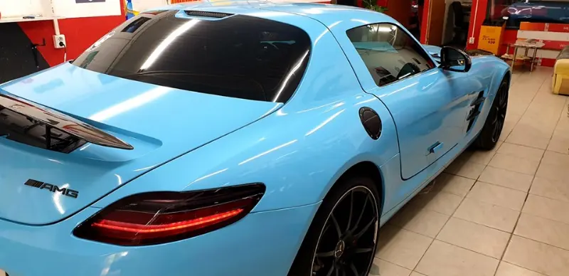 Folie auto montată pe un Mercedes AMG, în atelier