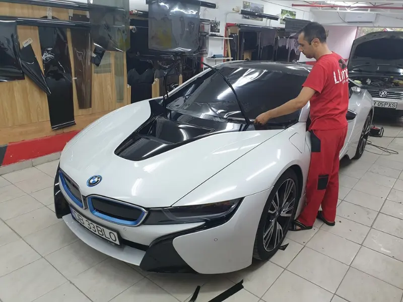 Folie auto montată pe un BMW i8, în atelier