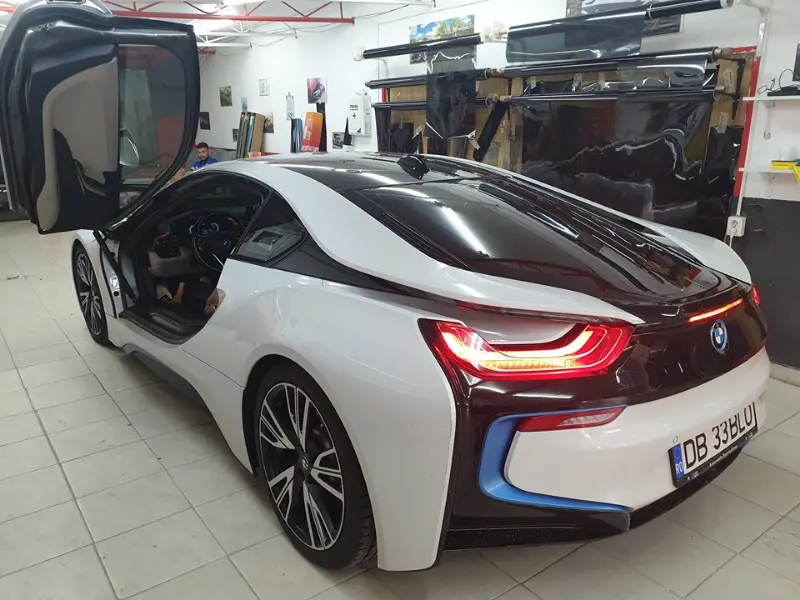 Folie auto montată pe un BMW i8, în atelier