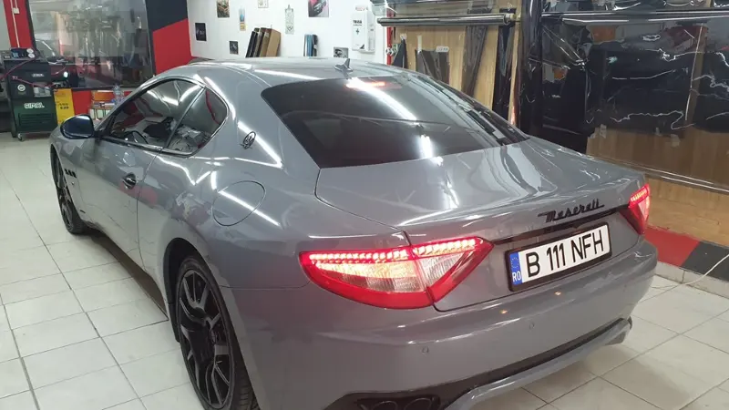 Folie auto montată pe un Maserati, în atelier