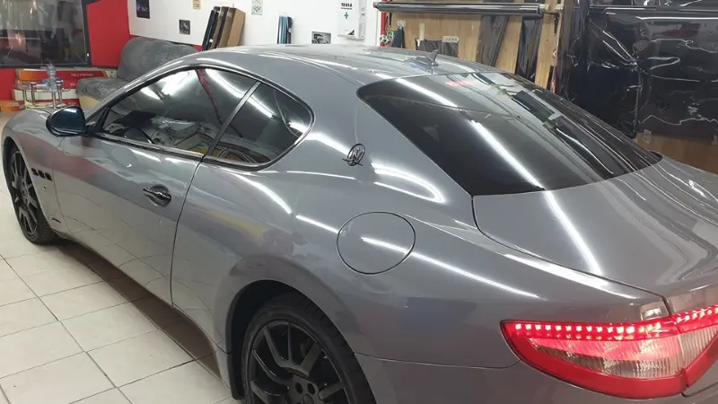 Folie auto montată pe un Maserati, în atelier