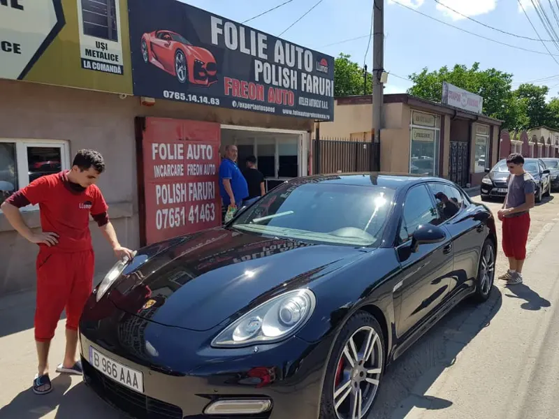 Mașină cu folie auto pe geamuri, montată în atelierul Expert Auto Speed