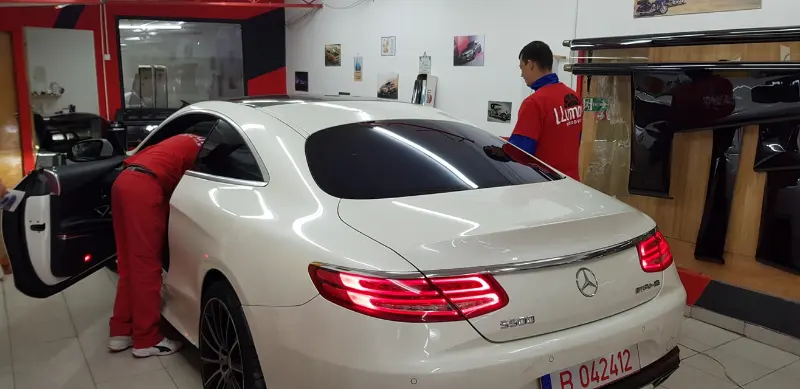 Mașină cu folie auto pe geamuri, montată în atelierul Expert Auto Speed