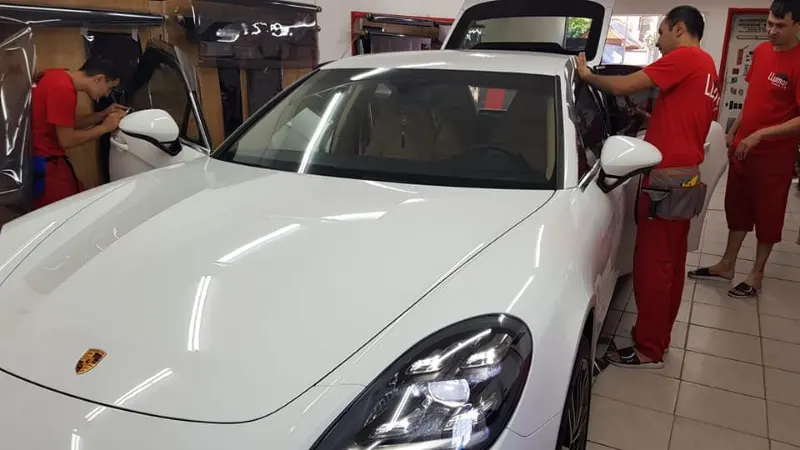 Mașină cu folie auto pe geamuri, montată în atelierul Expert Auto Speed