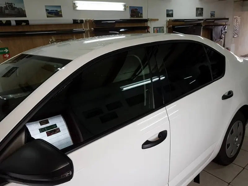 Mașină cu folie auto pe geamuri, montată în atelierul Expert Auto Speed