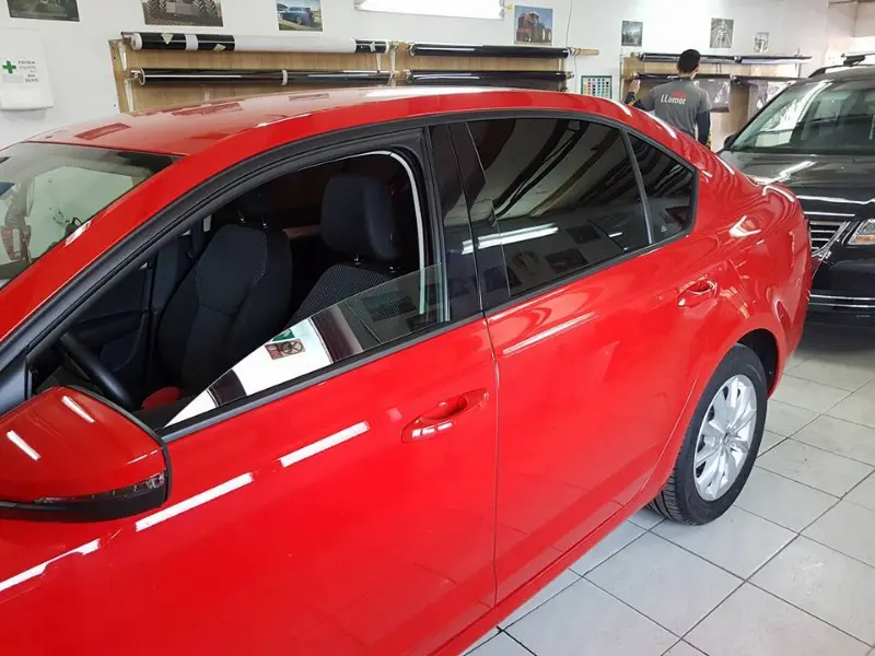 Mașină cu folie auto pe geamuri, montată în atelierul Expert Auto Speed