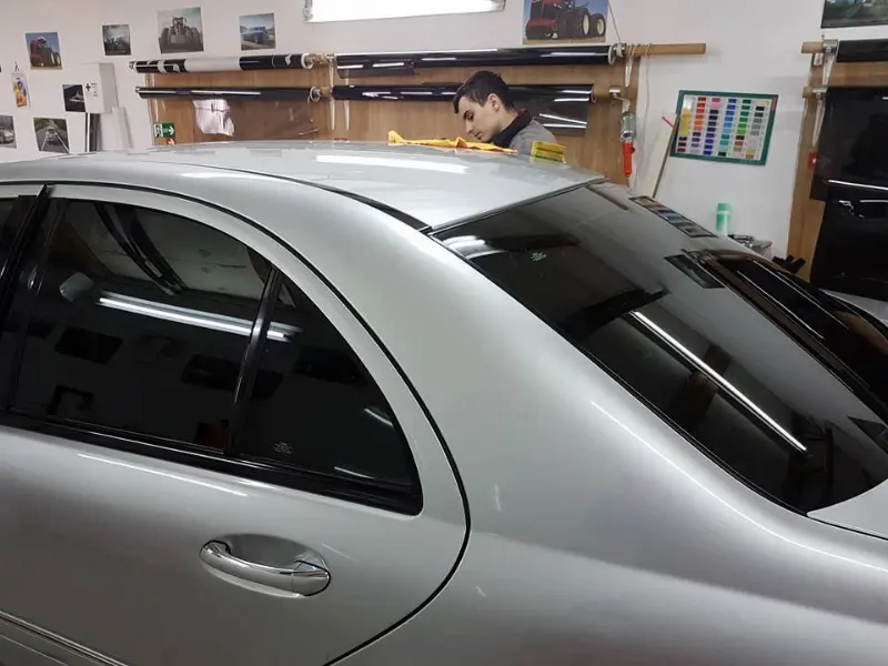 Mașină cu folie auto pe geamuri, montată în atelierul Expert Auto Speed