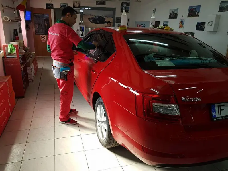 Mașină cu folie auto pe geamuri, montată în atelierul Expert Auto Speed