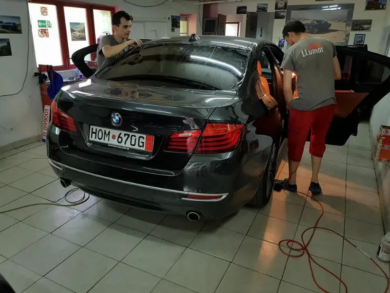 Mașină cu folie auto pe geamuri, montată în atelierul Expert Auto Speed