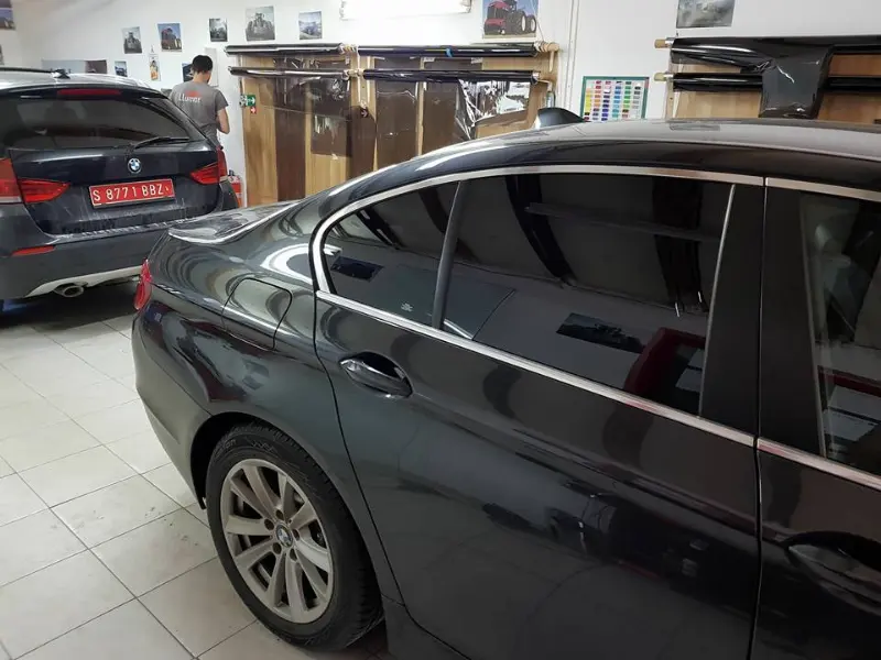 Mașină cu folie auto pe geamuri, montată în atelierul Expert Auto Speed