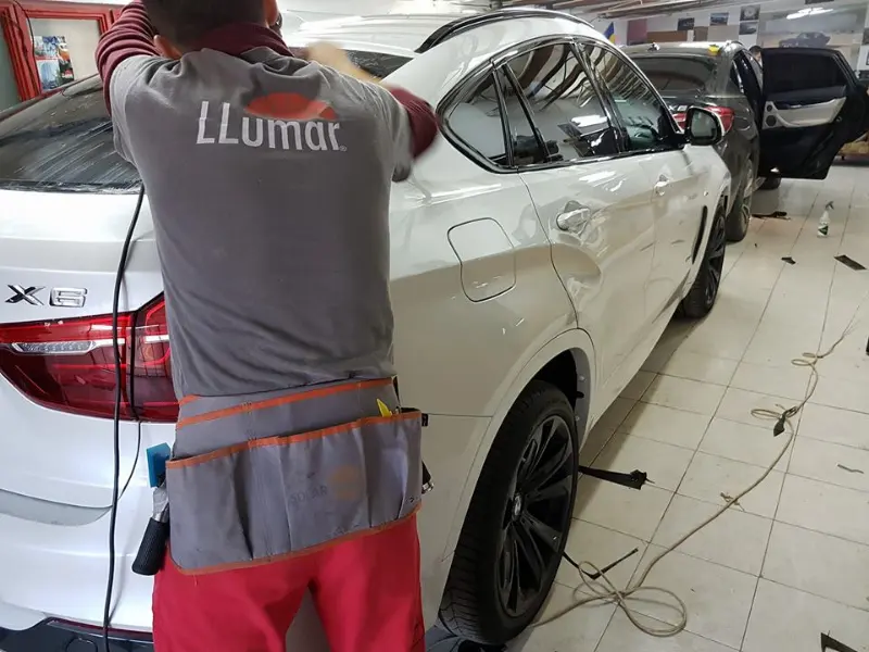 Mașină cu folie auto pe geamuri, montată în atelierul Expert Auto Speed