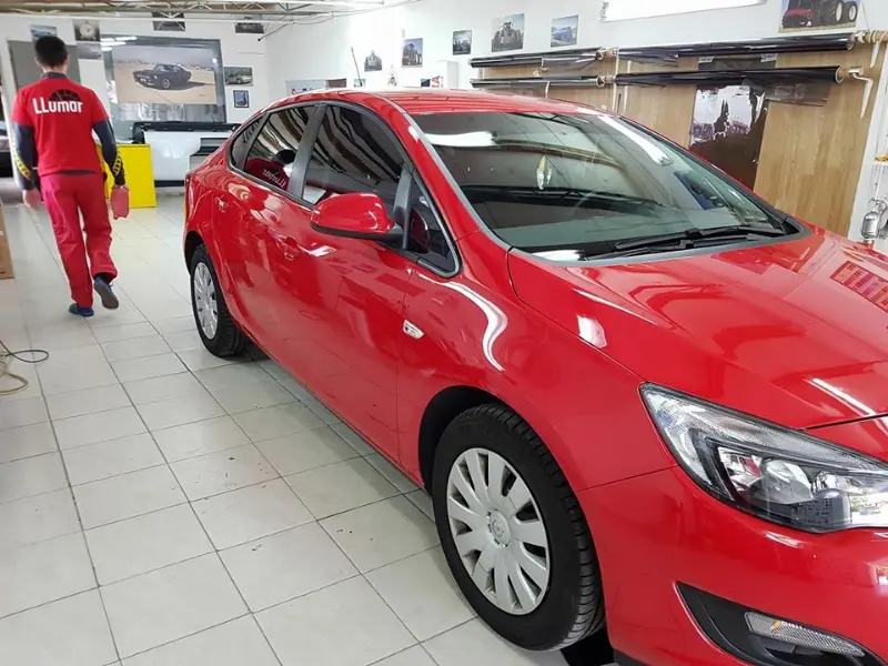 Mașină cu folie auto pe geamuri, montată în atelierul Expert Auto Speed