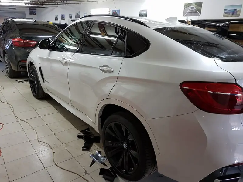 Mașină cu folie auto pe geamuri, montată în atelierul Expert Auto Speed
