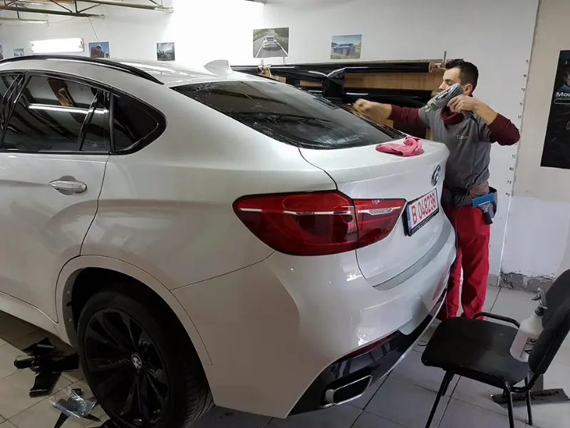 Mașină cu folie auto pe geamuri, montată în atelierul Expert Auto Speed