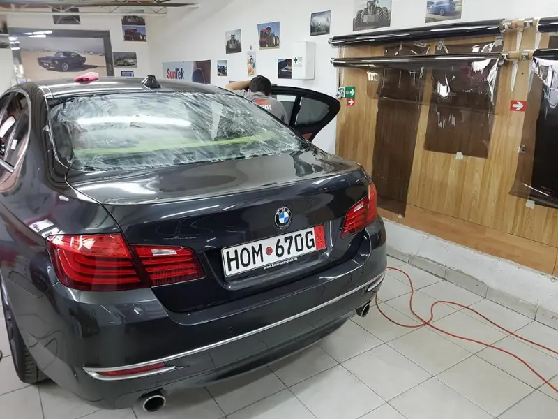 Mașină cu folie auto pe geamuri, montată în atelierul Expert Auto Speed