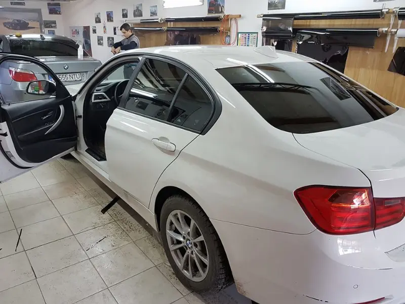 Mașină cu folie auto pe geamuri, montată în atelierul Expert Auto Speed