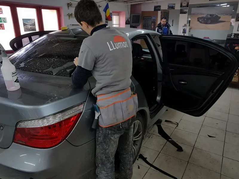 Mașină cu folie auto pe geamuri, montată în atelierul Expert Auto Speed