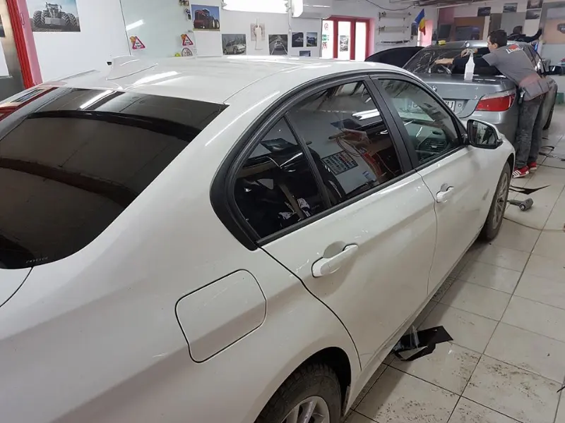 Mașină cu folie auto pe geamuri, montată în atelierul Expert Auto Speed