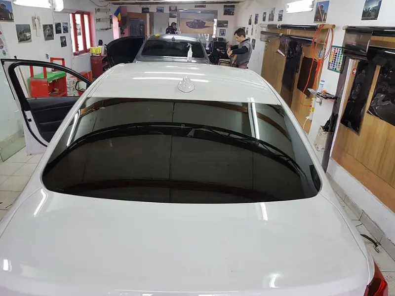 Mașină cu folie auto pe geamuri, montată în atelierul Expert Auto Speed