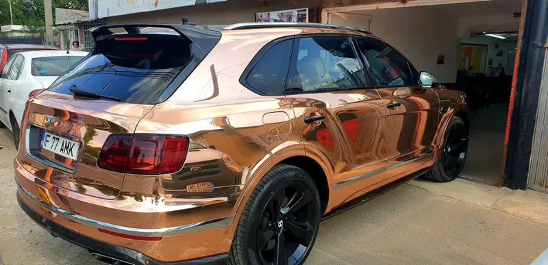 Folie auto montată pe un Bentley, în atelier