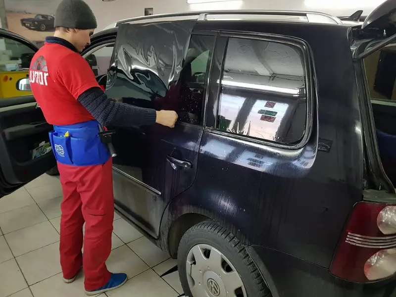 Folie auto montată pe un Volkswagen Touran, în atelier
