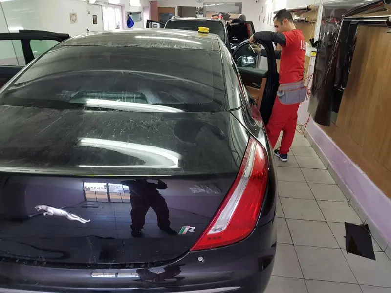 Folie auto montată pe un Jaguar, în atelier