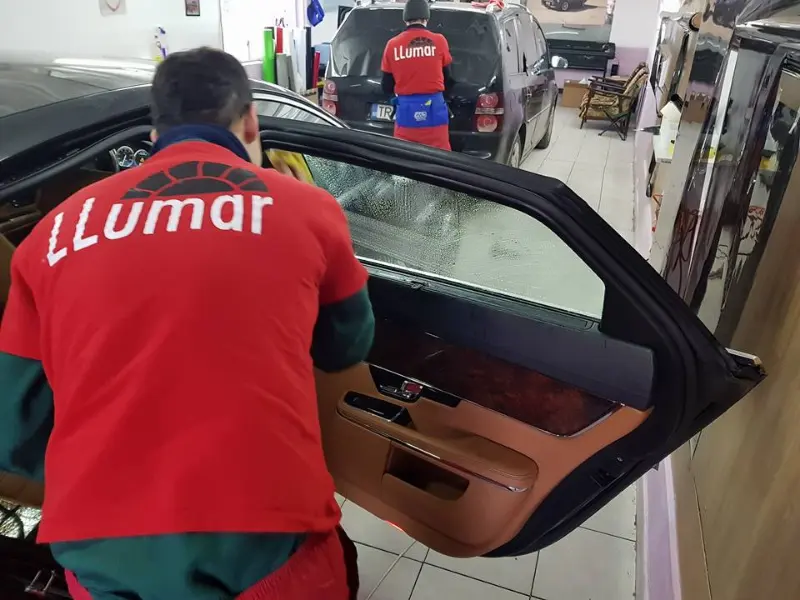 Folie auto montată pe un Jaguar, în atelier