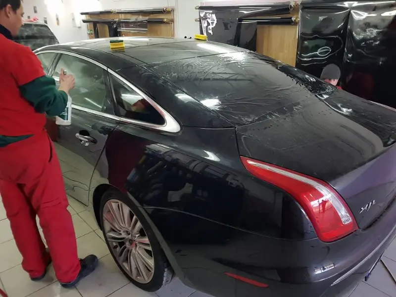 Folie auto montată pe un Jaguar, în atelier