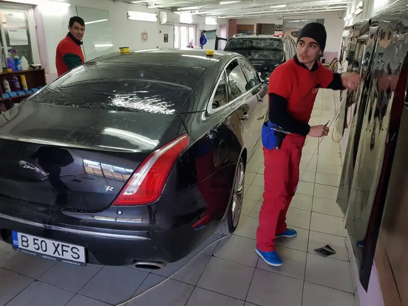 Folie auto montată pe un Jaguar, în atelier