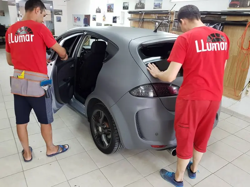 Mașină cu folie auto pe geamuri, montată în atelierul Expert Auto Speed